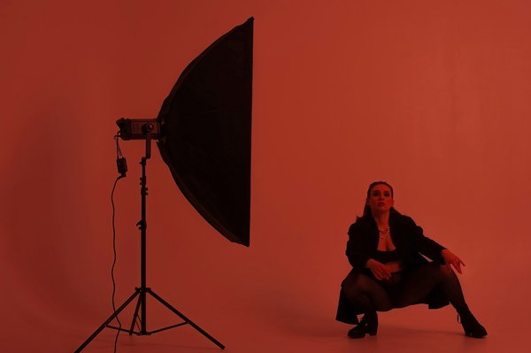 Quelle est la meilleure manière de porter des robes en cuir sans paraître trop audacieuse?